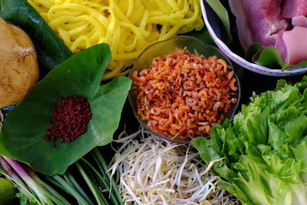 Zdravá zelenina, ovocie, byliny a korenie z vietnamských jedál